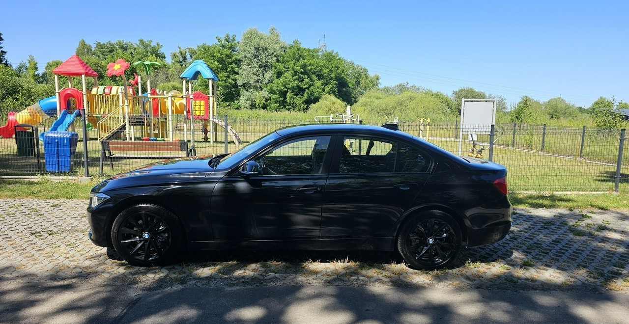 BMW SERIA 3 V (F30/F31/F34) BMW SERIA 3 BMW 330D xDrive ładny stan 4x4 sedan - Saloon car: picture 3 BMW SERIA 3 V (F30/F31/F34) BMW SERIA 3 BMW 330D xDrive ładny stan 4x4 sedan - Saloon car: picture 3