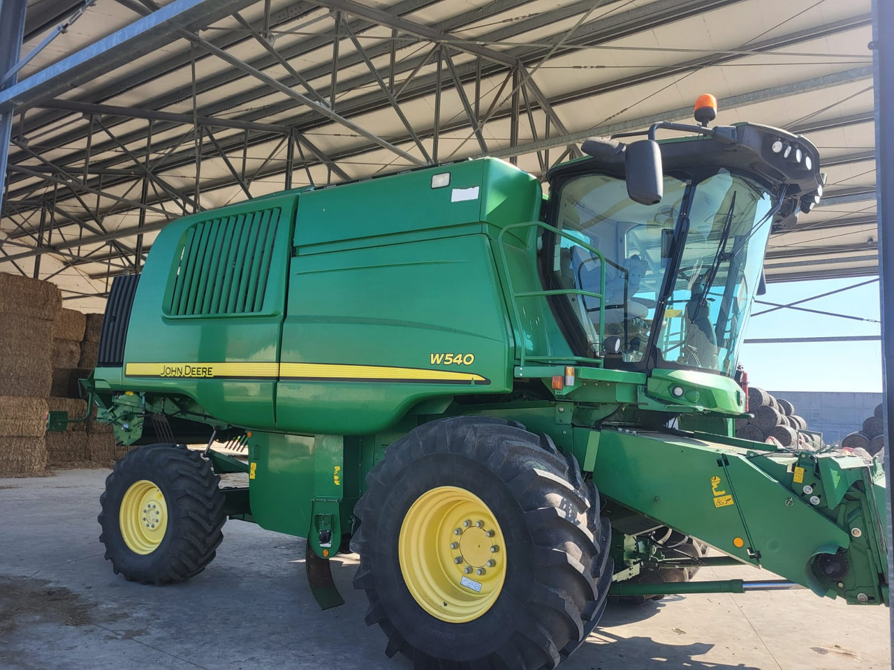 Combine harvester John Deere W540: picture 1