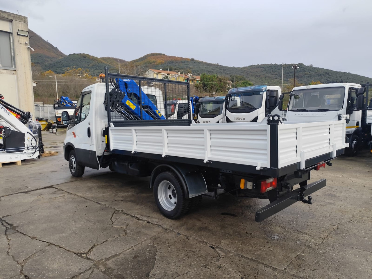 IVECO DAILY 35-150 - Tipper, Crane truck: picture 5 IVECO DAILY 35-150 - Tipper, Crane truck: picture 5