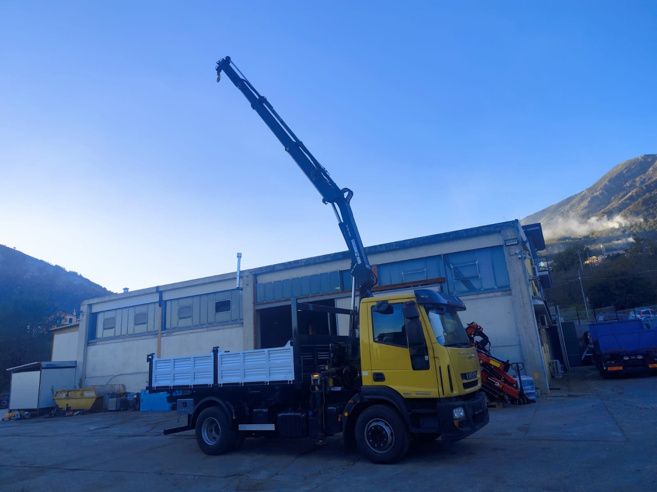 IVECO EUROCARGO 160E30 - Crane truck: picture 2 IVECO EUROCARGO 160E30 - Crane truck: picture 2