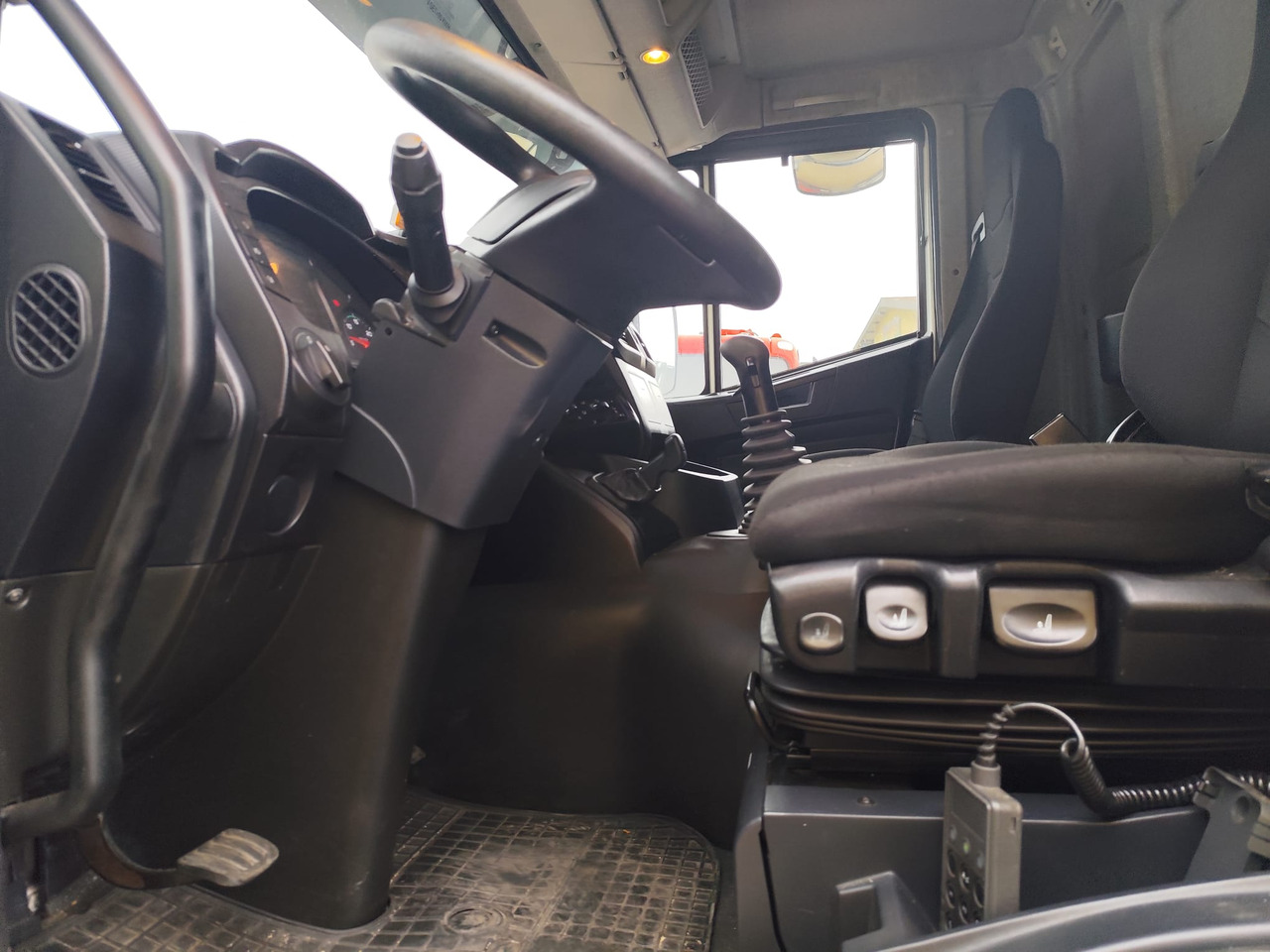 Crane truck IVECO STRALIS AD 260S31 XP: picture 12