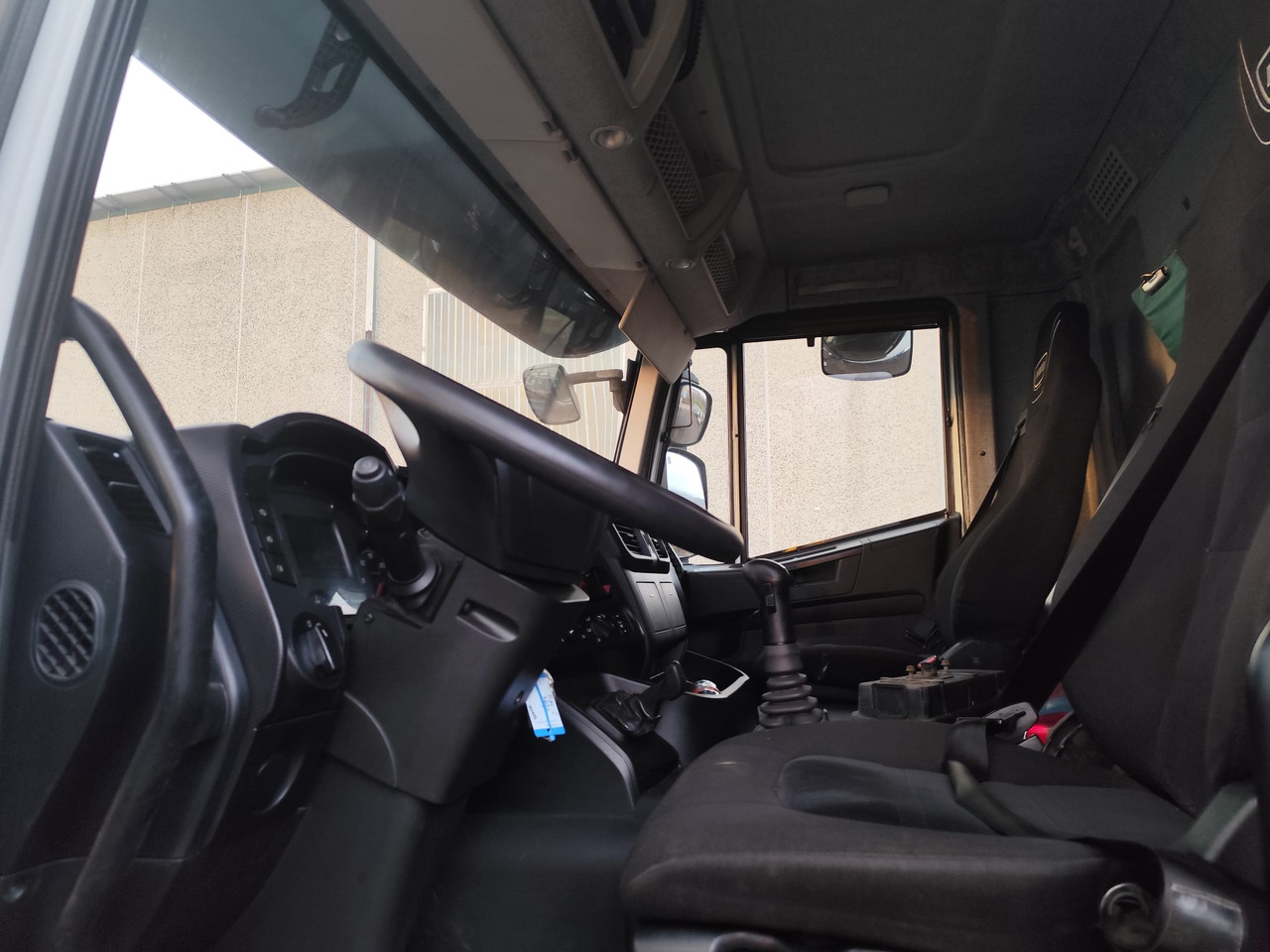 Cab chassis truck IVECO STRALIS AD 260S31 XP: picture 12