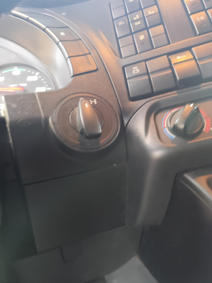 Crane truck IVECO STRALIS AD 260S31 XP: picture 8