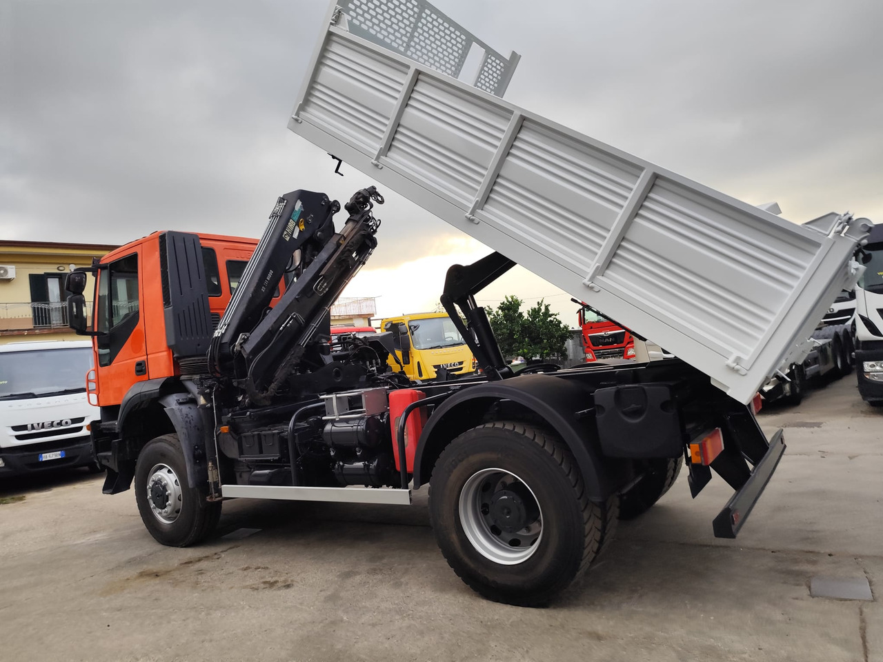 IVECO TRAKKER 190T36 - Crane truck, Tipper: picture 4 IVECO TRAKKER 190T36 - Crane truck, Tipper: picture 4