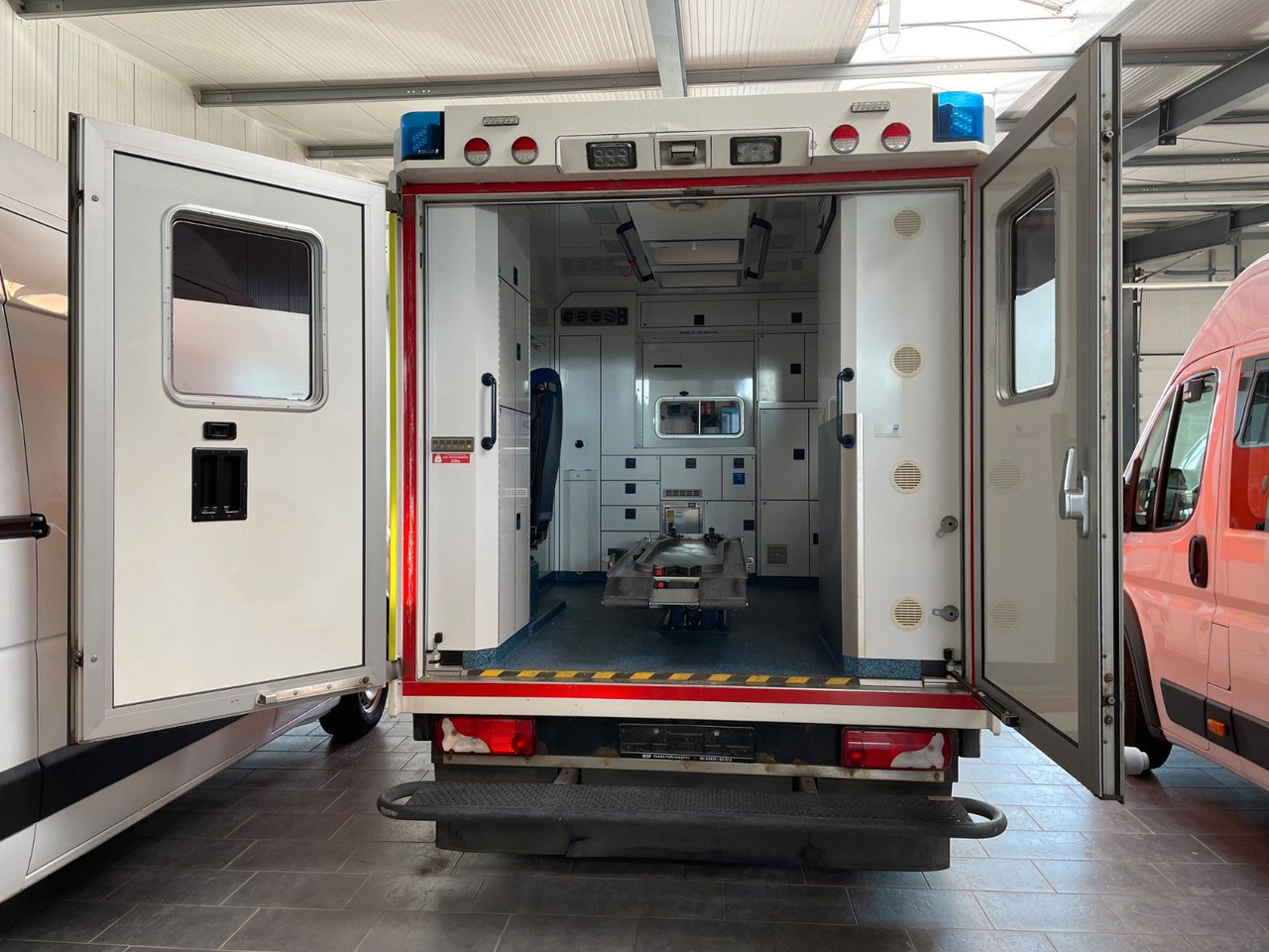 Mercedes-Benz Sprinter II Rettungswagen 519 CDI - Ambulance: picture 4 Mercedes-Benz Sprinter II Rettungswagen 519 CDI - Ambulance: picture 4