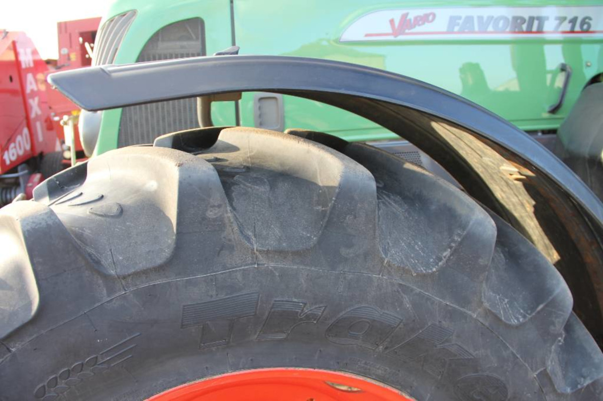 Farm tractor FENDT 716: picture 9