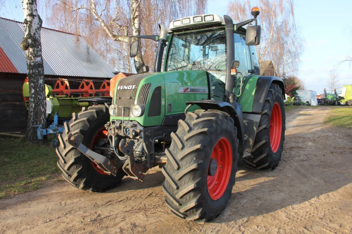 Farm tractor FENDT 716: picture 8
