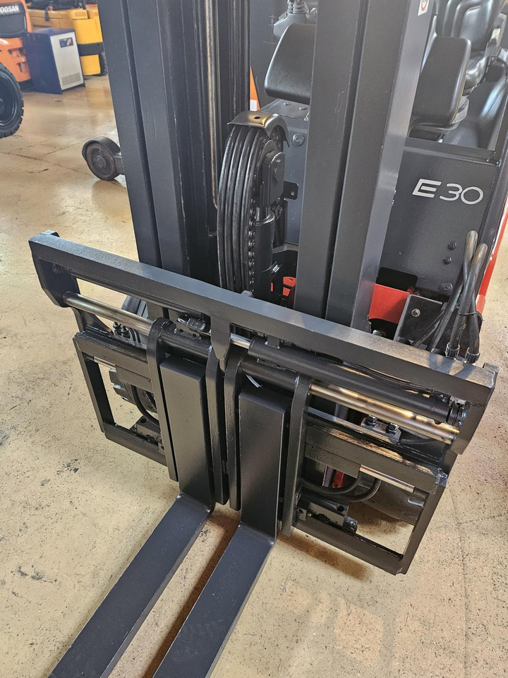 LINDE E30 - Electric forklift: picture 4 LINDE E30 - Electric forklift: picture 4