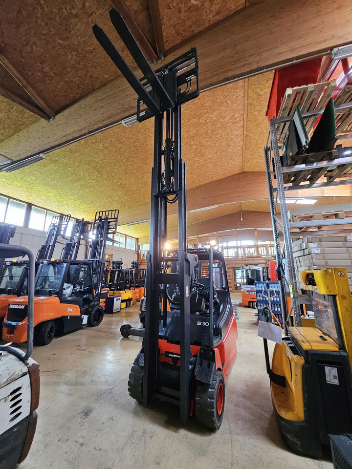 LINDE E30 - Electric forklift: picture 5 LINDE E30 - Electric forklift: picture 5