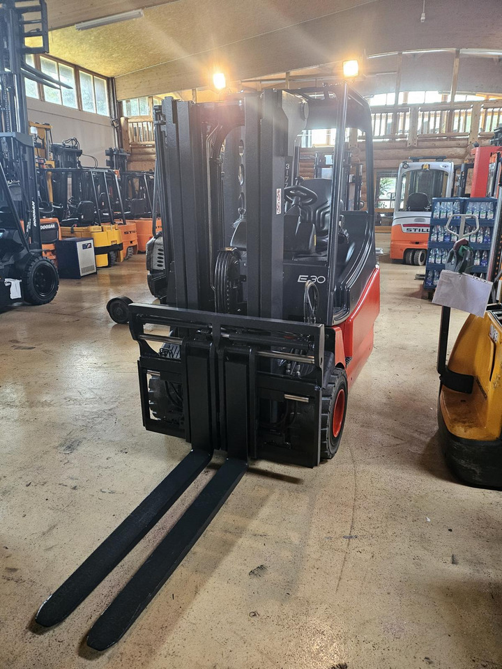 LINDE E30 - Electric forklift: picture 2 LINDE E30 - Electric forklift: picture 2