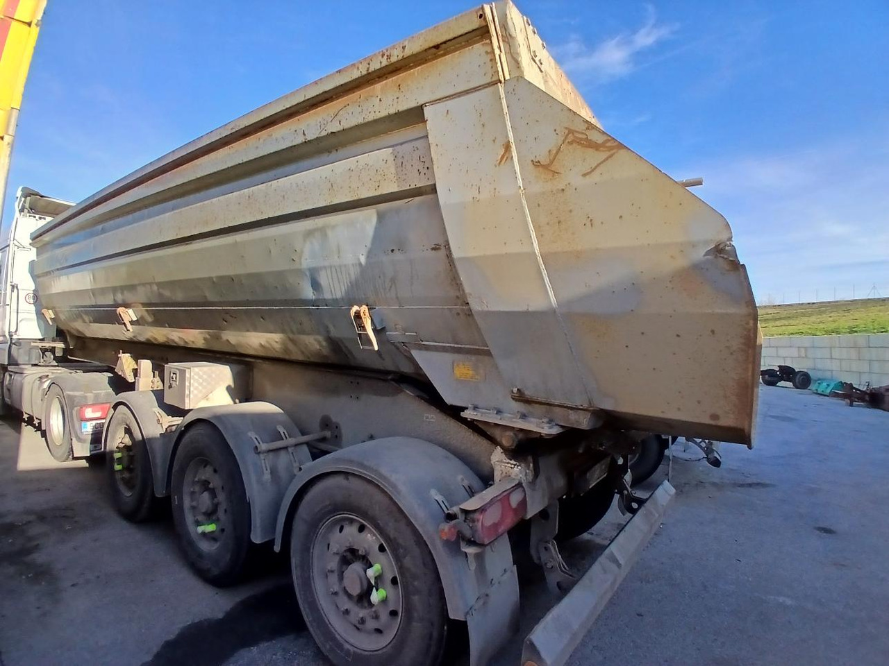 MENCI - Tipper semi-trailer: picture 1 MENCI - Tipper semi-trailer: picture 1