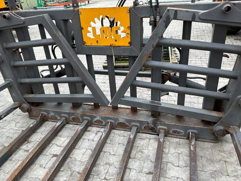 LMC - Front loader for tractor: picture 3 LMC - Front loader for tractor: picture 3
