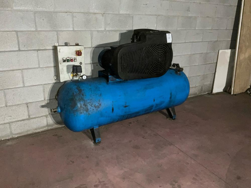 Onbekend - Garage equipment: picture 2 Onbekend - Garage equipment: picture 2