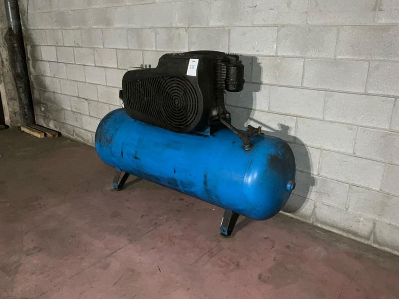 Onbekend - Garage equipment: picture 1 Onbekend - Garage equipment: picture 1