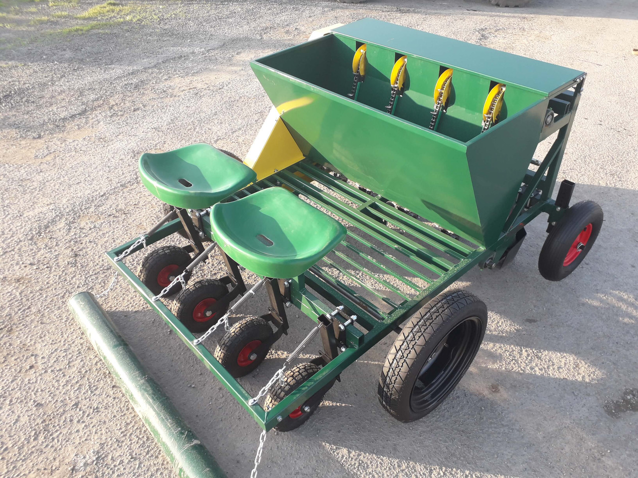 GARMACH Planteuse Ail-Oignon-Echalote AGP 4 R - Potato planter: picture 1 GARMACH Planteuse Ail-Oignon-Echalote AGP 4 R - Potato planter: picture 1