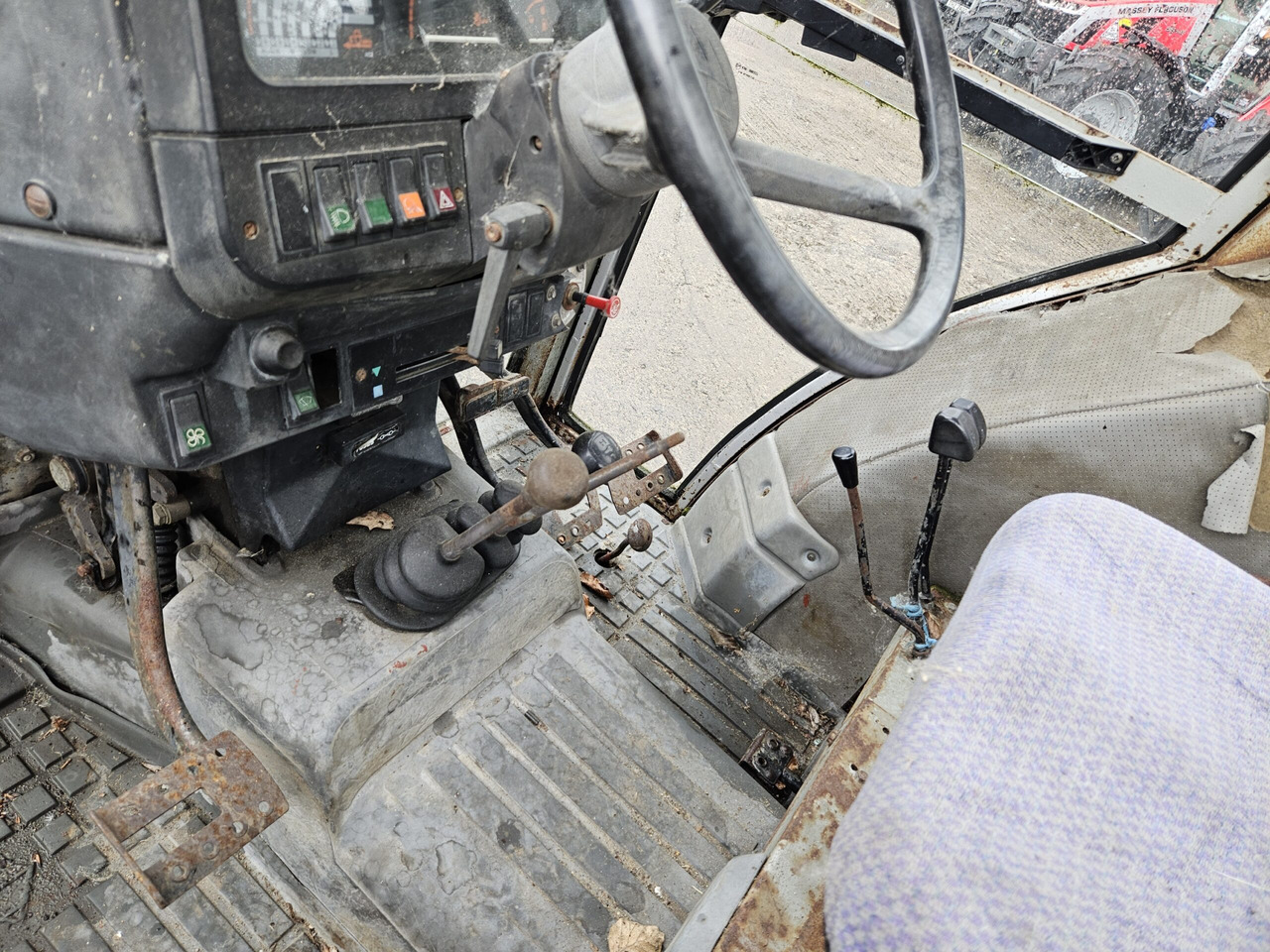 1988 MF 390 2wd - Farm tractor: picture 4 1988 MF 390 2wd - Farm tractor: picture 4
