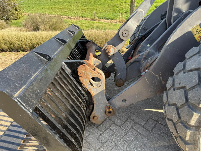 Wheel loader Volvo L70D: picture 10