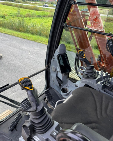 Crawler excavator HitachiZX225USLC-7 + Engcon: picture 18 Crawler excavator HitachiZX225USLC-7 + Engcon: picture 18