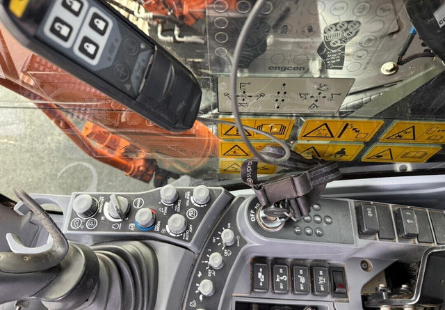 Crawler excavator HitachiZX225USLC-7 + Engcon: picture 19 Crawler excavator HitachiZX225USLC-7 + Engcon: picture 19