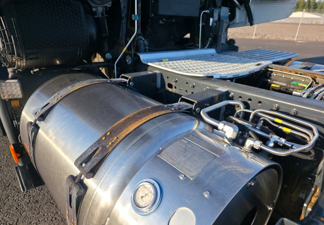 Tractor unit IvecoStralis 460 6x2 LNG/LBG: picture 11