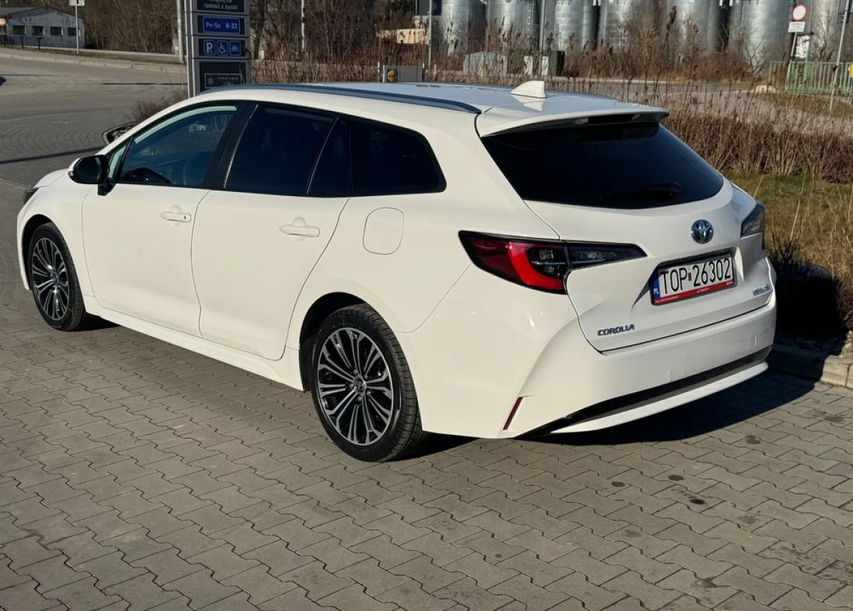 Toyota Corolla 1.8 Hybrid Active Niski przebieg LED FV23 W SUPER STANIE - Estate car: picture 4 Toyota Corolla 1.8 Hybrid Active Niski przebieg LED FV23 W SUPER STANIE - Estate car: picture 4