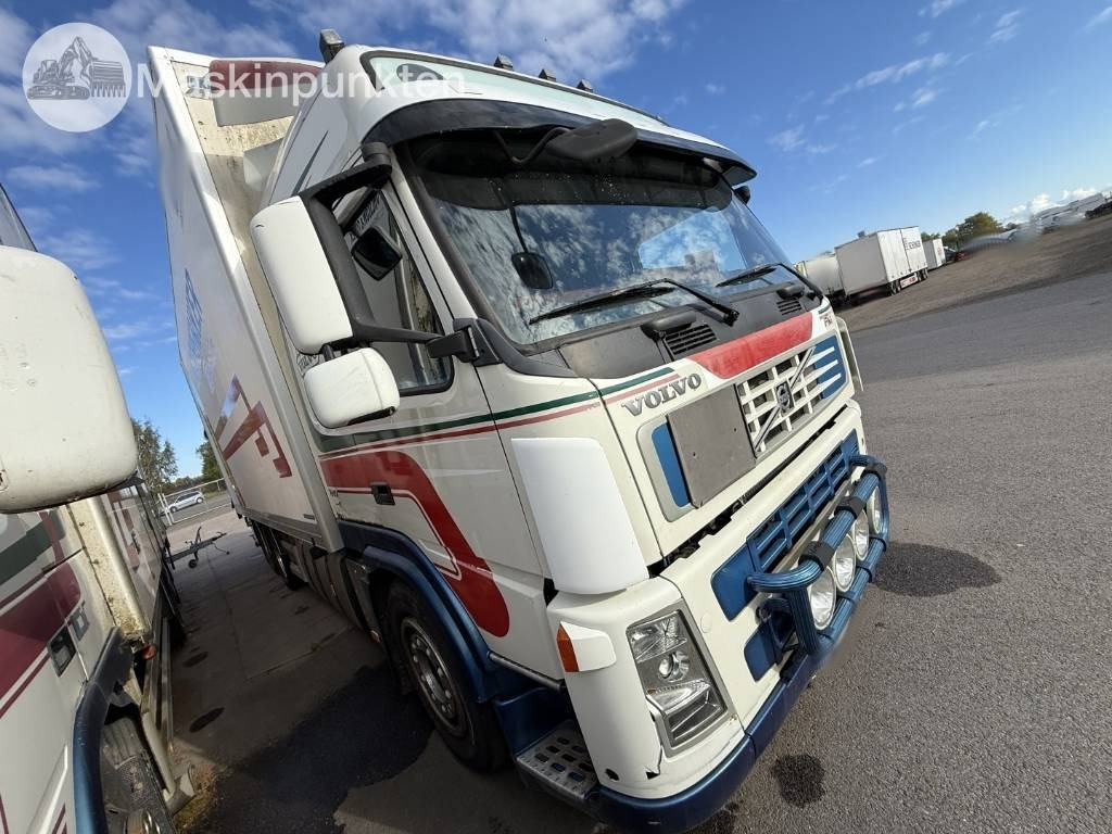 Volvo FM 440  - Box truck: picture 3 Volvo FM 440  - Box truck: picture 3