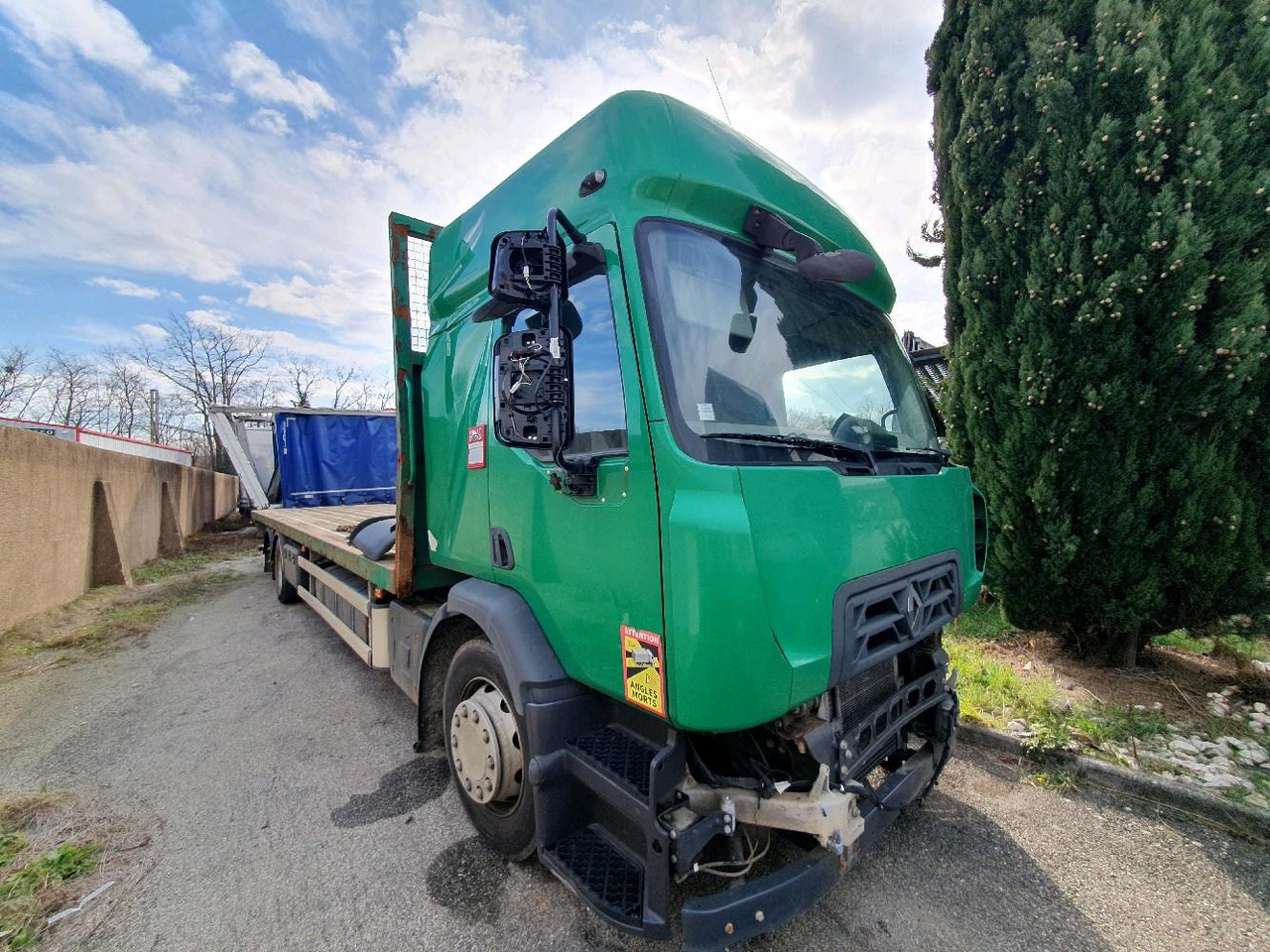 RENAULT D WIDE PLATEAU - Dropside/ Flatbed truck: picture 1 RENAULT D WIDE PLATEAU - Dropside/ Flatbed truck: picture 1