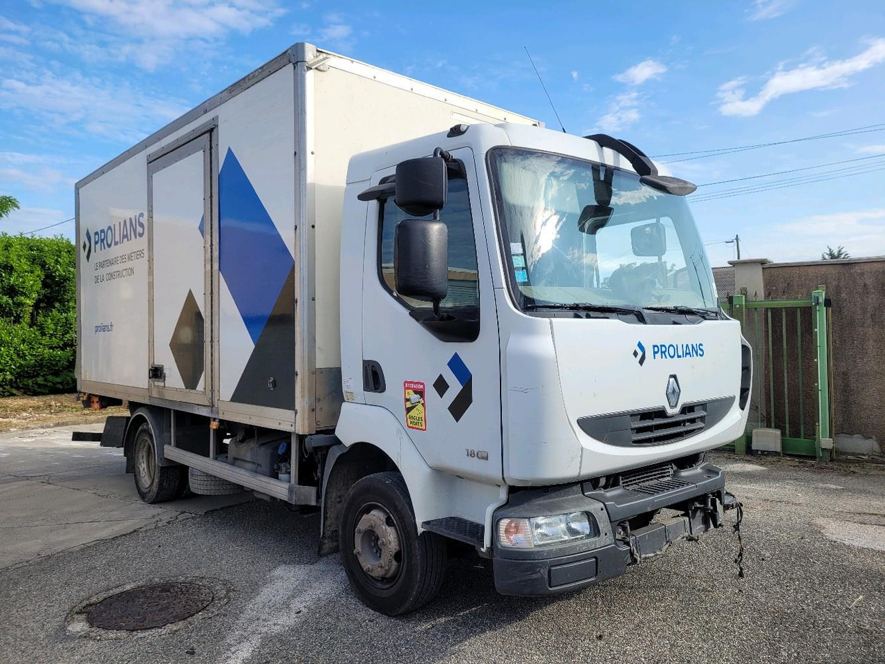 RENAULT MIDLUM 180 DXL - Box truck: picture 1 RENAULT MIDLUM 180 DXL - Box truck: picture 1