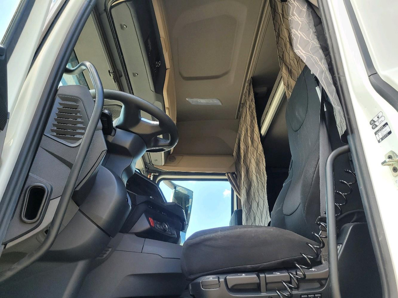 Tractor unit DAF XF 450: picture 10