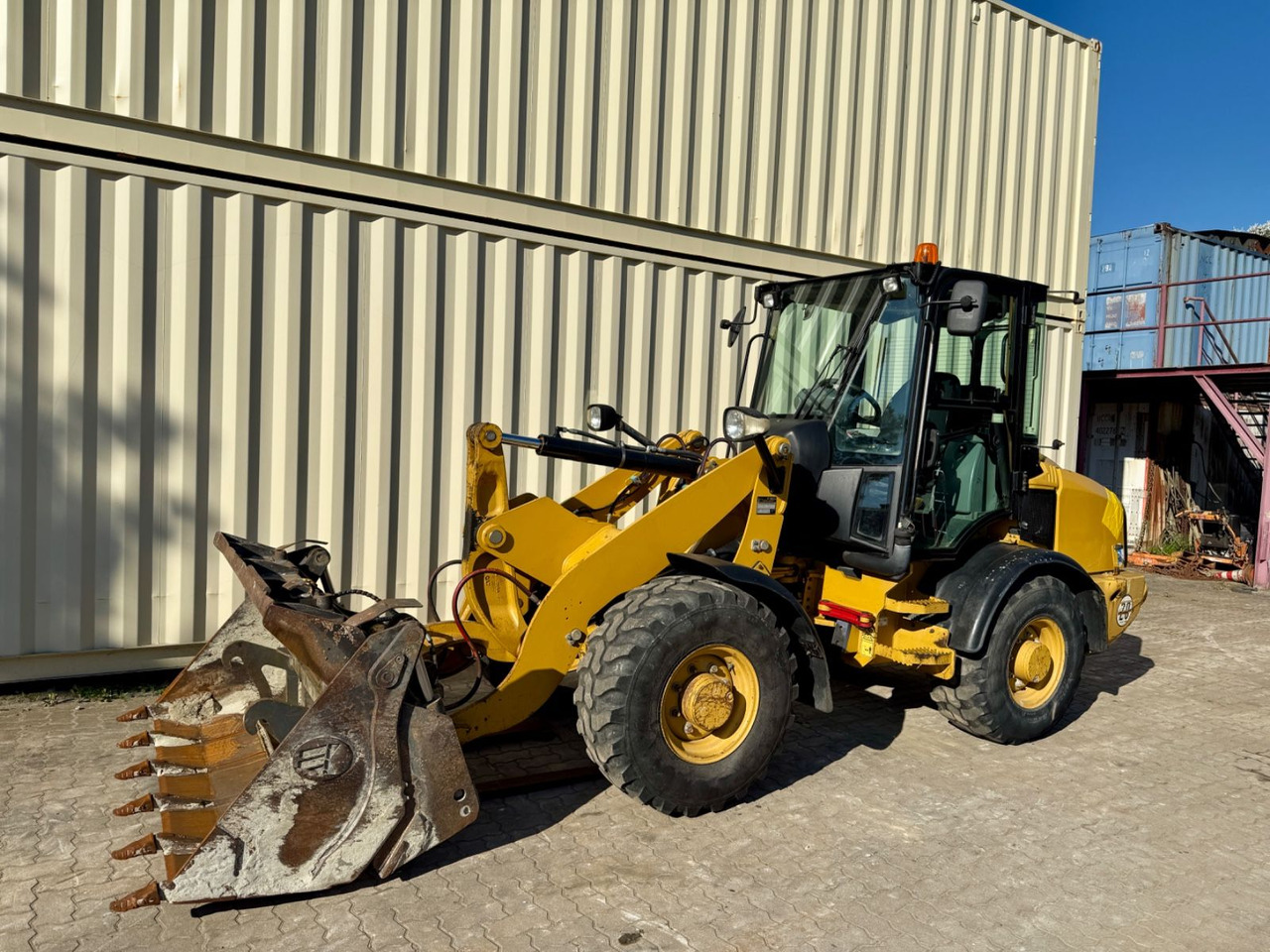 CAT 907H2 / 2014 BJ / 6.390 H / Schaufel + Gabel - Wheel loader: picture 1 CAT 907H2 / 2014 BJ / 6.390 H / Schaufel + Gabel - Wheel loader: picture 1