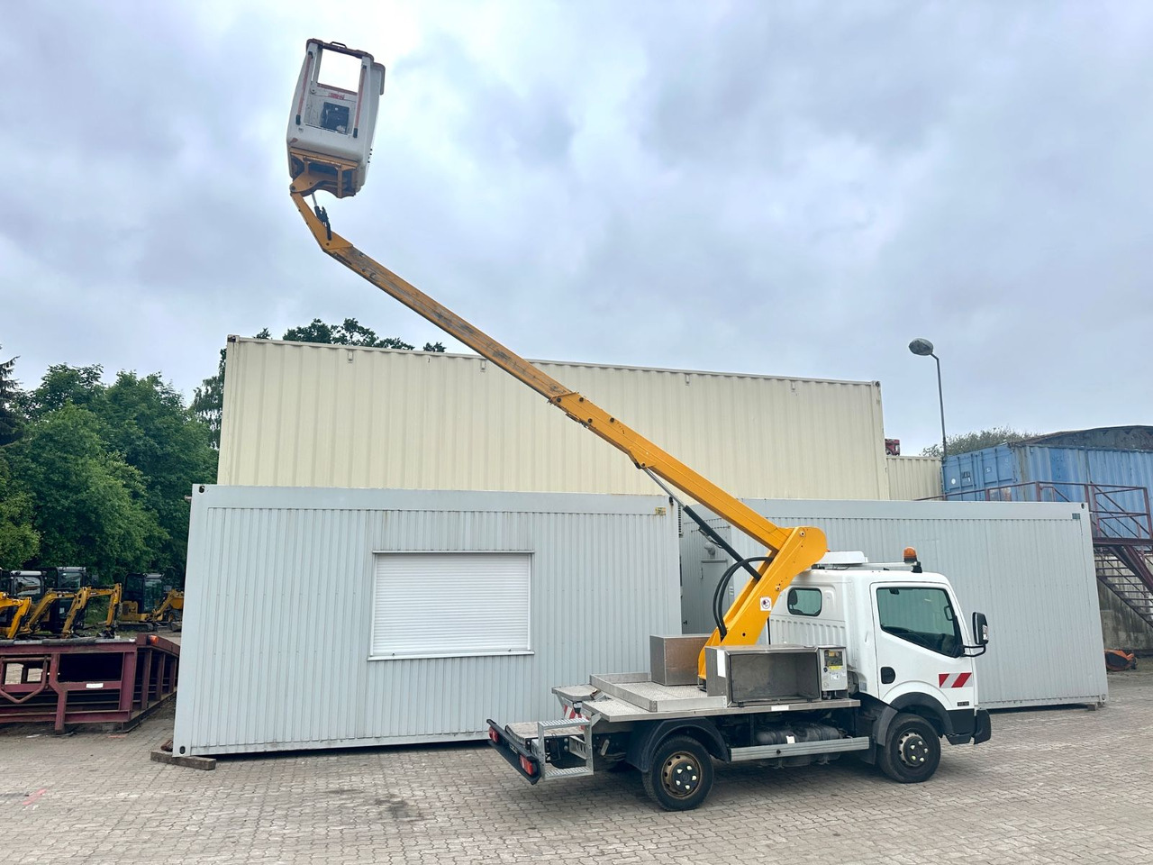 Nissan Cabstar mit Topy11 Arbeitsbühne / 11 Meter - Truck mounted aerial platform: picture 3 Nissan Cabstar mit Topy11 Arbeitsbühne / 11 Meter - Truck mounted aerial platform: picture 3