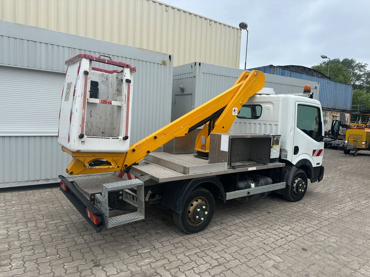 Nissan Cabstar mit Topy11 Arbeitsbühne / 11 Meter - Truck mounted aerial platform: picture 4 Nissan Cabstar mit Topy11 Arbeitsbühne / 11 Meter - Truck mounted aerial platform: picture 4