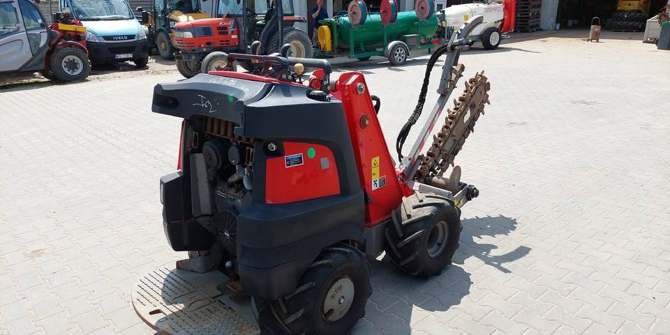 Koparka łańcuchowa miniładowarka Ditch Witch R300 wiertnica - Trencher: picture 3 Koparka łańcuchowa miniładowarka Ditch Witch R300 wiertnica - Trencher: picture 3