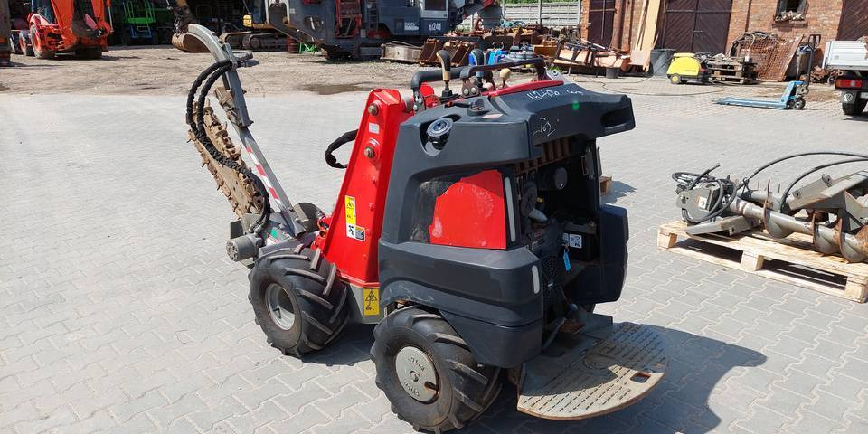 Koparka łańcuchowa miniładowarka Ditch Witch R300 wiertnica - Trencher: picture 2 Koparka łańcuchowa miniładowarka Ditch Witch R300 wiertnica - Trencher: picture 2