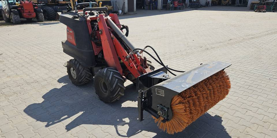 Zamiatarka szczotka do miniładowarki Avant, Ditch Witch - Industrial sweeper: picture 1 Zamiatarka szczotka do miniładowarki Avant, Ditch Witch - Industrial sweeper: picture 1