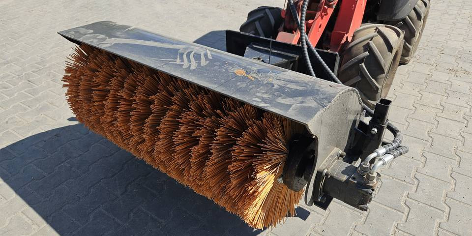 Zamiatarka szczotka do miniładowarki Avant, Ditch Witch - Industrial sweeper: picture 3 Zamiatarka szczotka do miniładowarki Avant, Ditch Witch - Industrial sweeper: picture 3