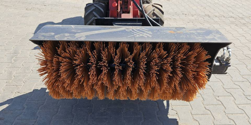 Zamiatarka szczotka do miniładowarki Avant, Ditch Witch - Industrial sweeper: picture 4 Zamiatarka szczotka do miniładowarki Avant, Ditch Witch - Industrial sweeper: picture 4
