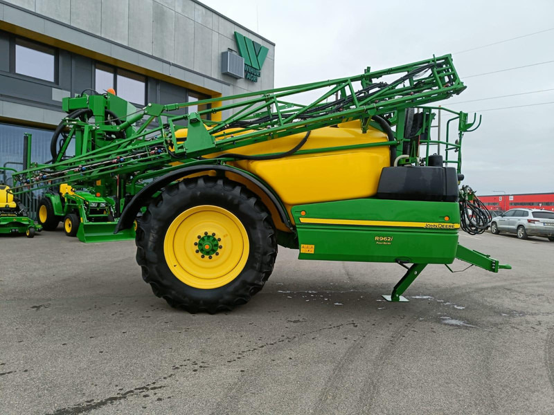John Deere R962i - Trailed sprayer: picture 2 John Deere R962i - Trailed sprayer: picture 2