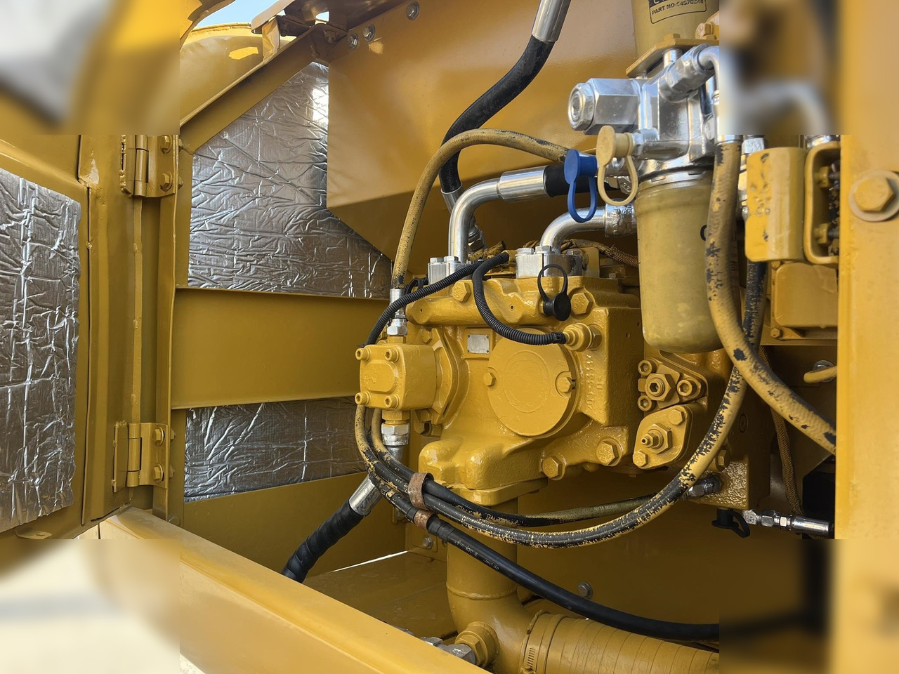 Crawler excavator CATERPILLAR 320CL: picture 9