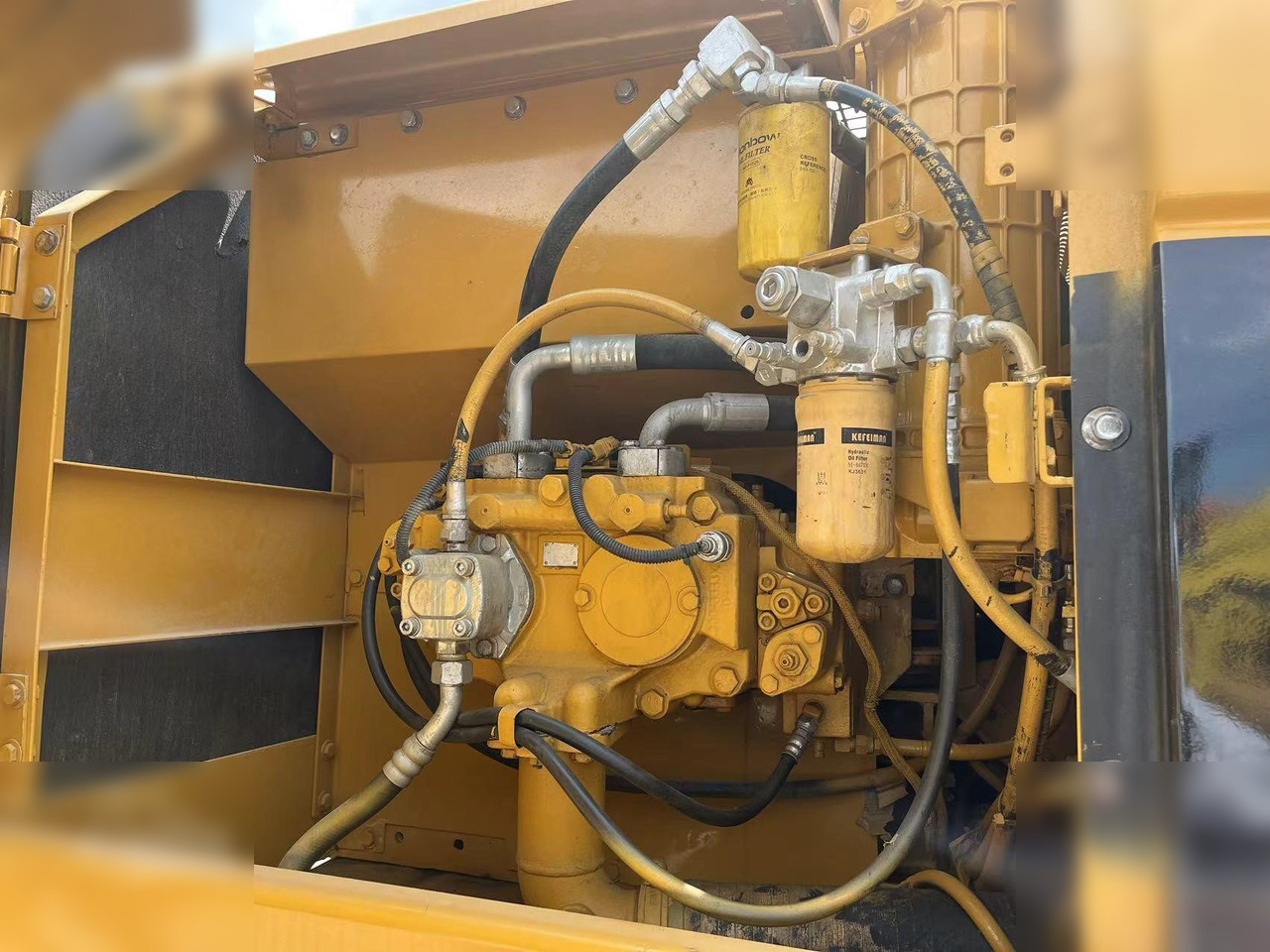 Crawler excavator CATERPILLAR 320CL: picture 10