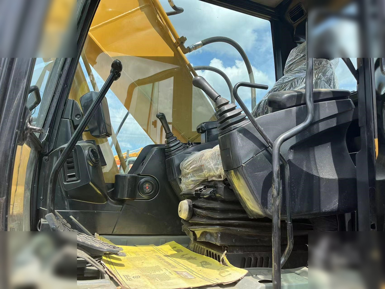 Crawler excavator CATERPILLAR 320CL: picture 11