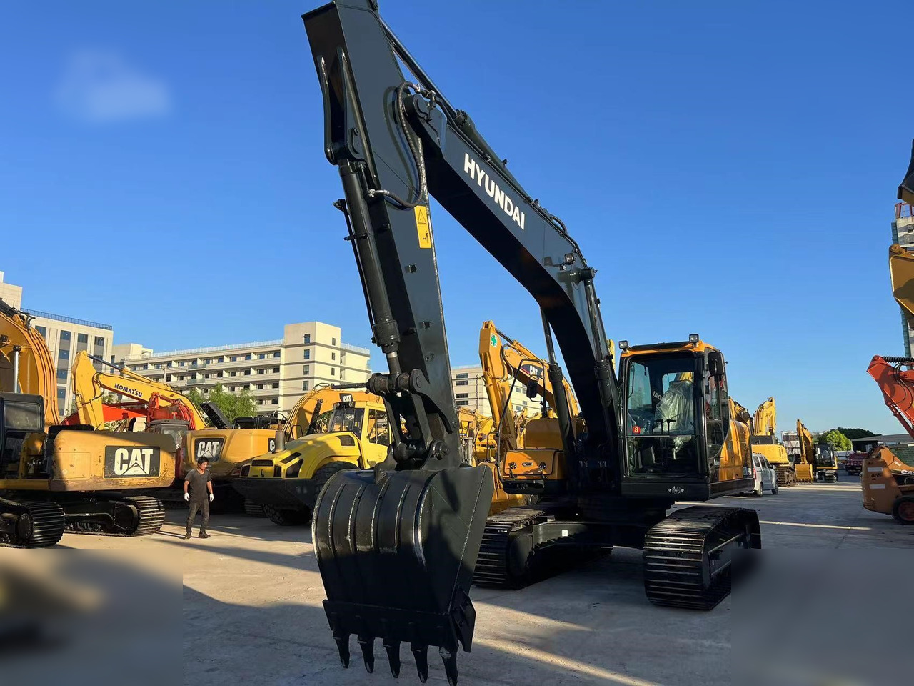 HYUNDAI ROBEX 220 LC-9S - Crawler excavator: picture 3 HYUNDAI ROBEX 220 LC-9S - Crawler excavator: picture 3