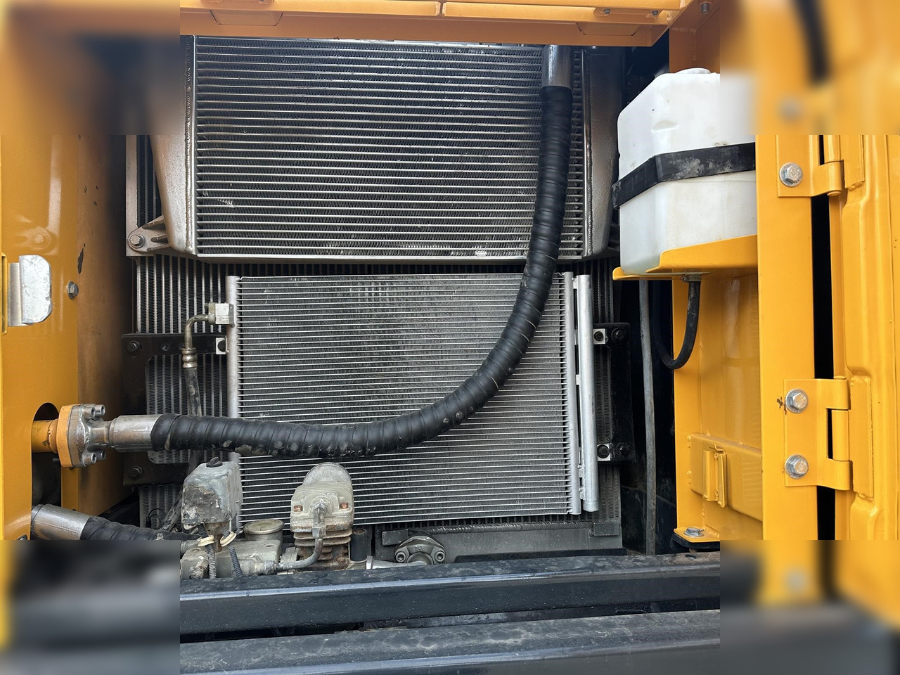 HYUNDAI ROBEX 220 LC-9S - Crawler excavator: picture 5 HYUNDAI ROBEX 220 LC-9S - Crawler excavator: picture 5