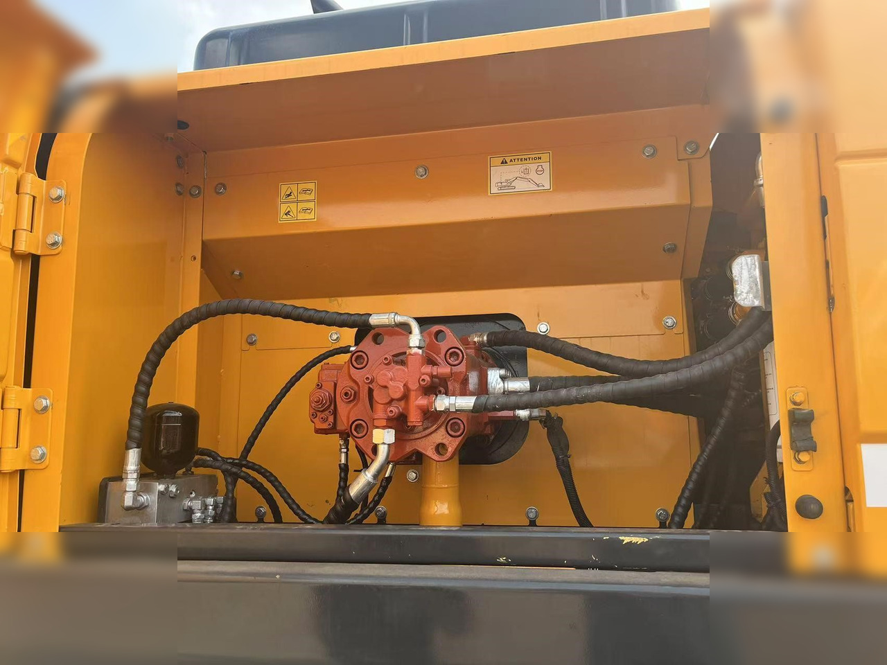 HYUNDAI ROBEX 300 LR-9 - Crawler excavator: picture 5 HYUNDAI ROBEX 300 LR-9 - Crawler excavator: picture 5