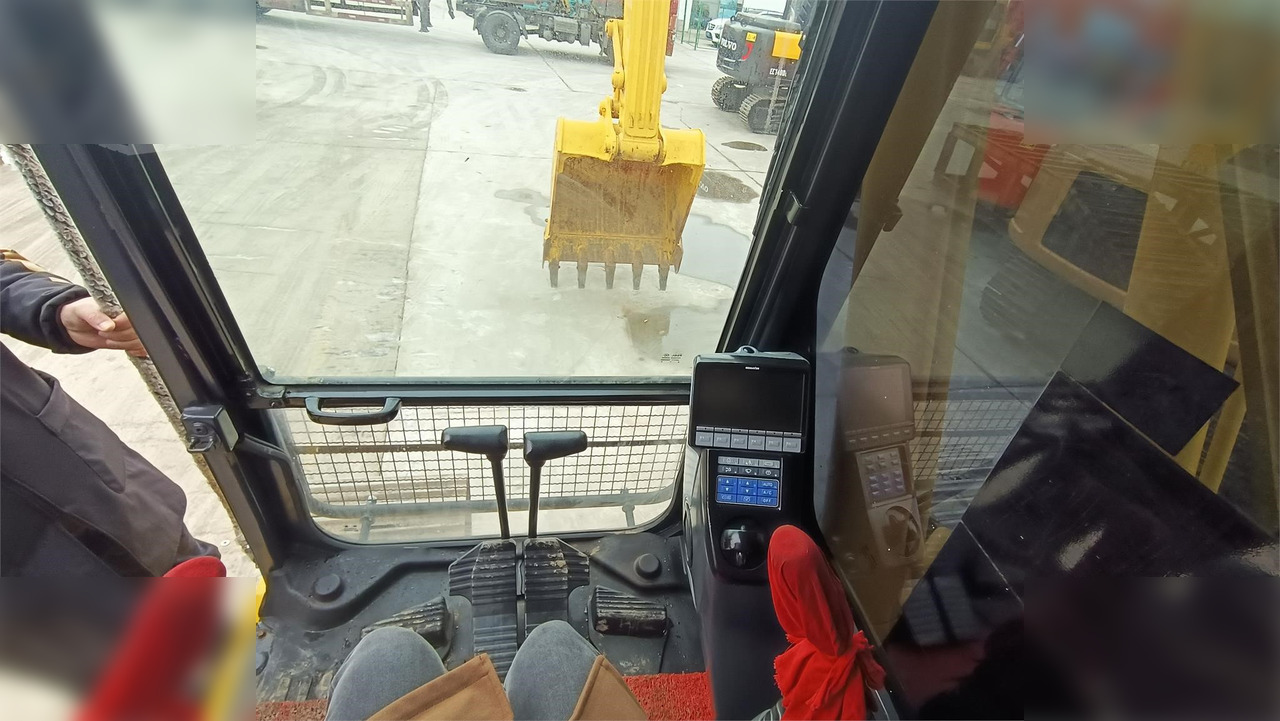 KOMATSU PC240 LC-8 - Crawler excavator: picture 4 KOMATSU PC240 LC-8 - Crawler excavator: picture 4