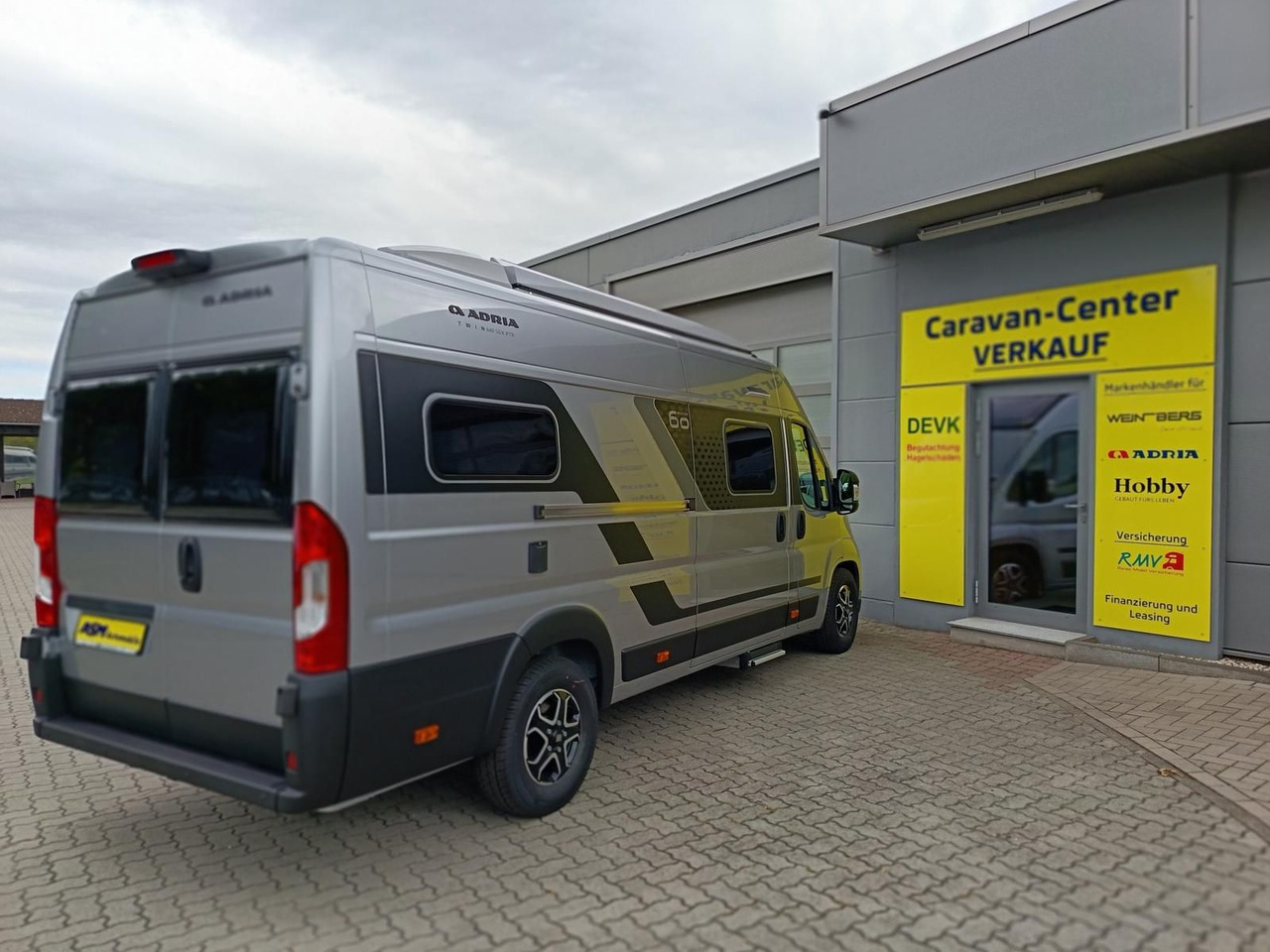 Adria Twin "60Y" 640 SGX 4,25MAXI*JUBILEE*AUFSTELLDACH - Campervan: picture 4 Adria Twin "60Y" 640 SGX 4,25MAXI*JUBILEE*AUFSTELLDACH - Campervan: picture 4