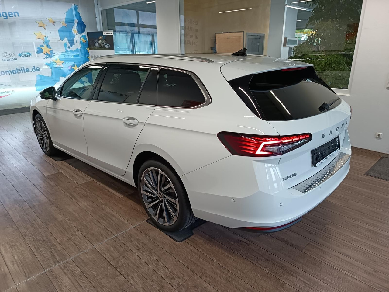 Skoda Superb Combi L&K 2,0TDI 4x4*PSD*STD.HZG*360°*HUD - Estate car: picture 4 Skoda Superb Combi L&K 2,0TDI 4x4*PSD*STD.HZG*360°*HUD - Estate car: picture 4