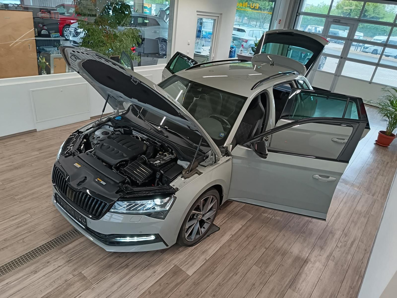 Skoda Superb Combi Sportline 2.0TSI DSG4x4*AHK*DCC*ACC - Estate car: picture 2 Skoda Superb Combi Sportline 2.0TSI DSG4x4*AHK*DCC*ACC - Estate car: picture 2