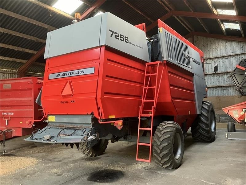 Massey Ferguson 7256 RS med 22 fods Freeflow skærebord - Combine harvester: picture 2 Massey Ferguson 7256 RS med 22 fods Freeflow skærebord - Combine harvester: picture 2