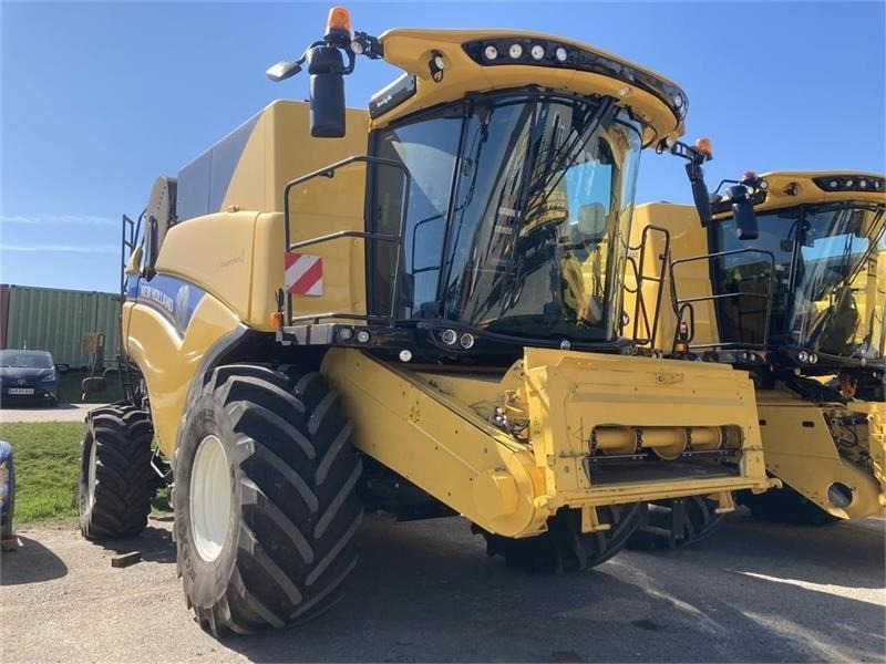 New Holland CX 8.70 SLH - Combine harvester: picture 1 New Holland CX 8.70 SLH - Combine harvester: picture 1
